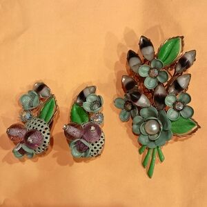 VTG  Estate brooch/pin earring set